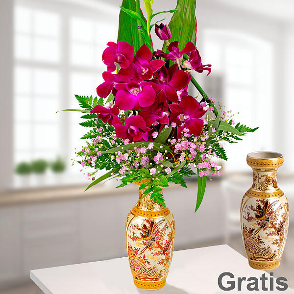 Asiatische Orchideen in kunstvoller Vase